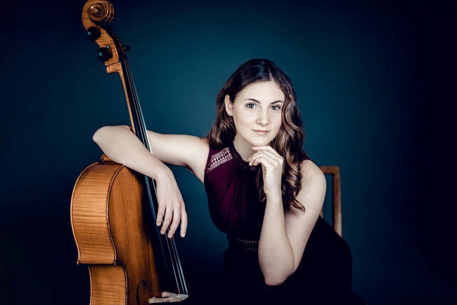 Katja Deutsch Portrait von Katja Deutsch mit Violoncello