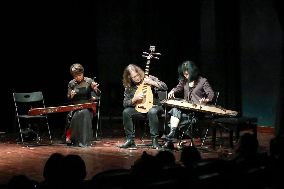 drei Personen mit vietnamesischen Instrumenten