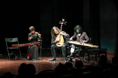 drei Personen mit vietnamesischen Instrumenten