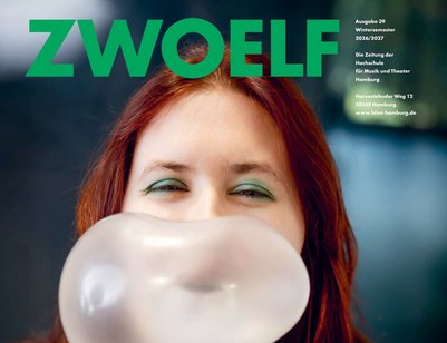 Hochschulzeitung zwoelf 10.2026 Frauengesicht mit grünem Liedschatten und großer Kaugummiblase