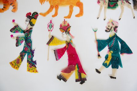 Welt-Klang-Fest 2025 Kinderprogramm filigrane bunte Kunstfiguren von Menschen in traditionellen Kostümen