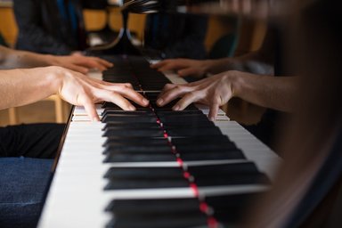 Klavier, auf dem jemand spielt