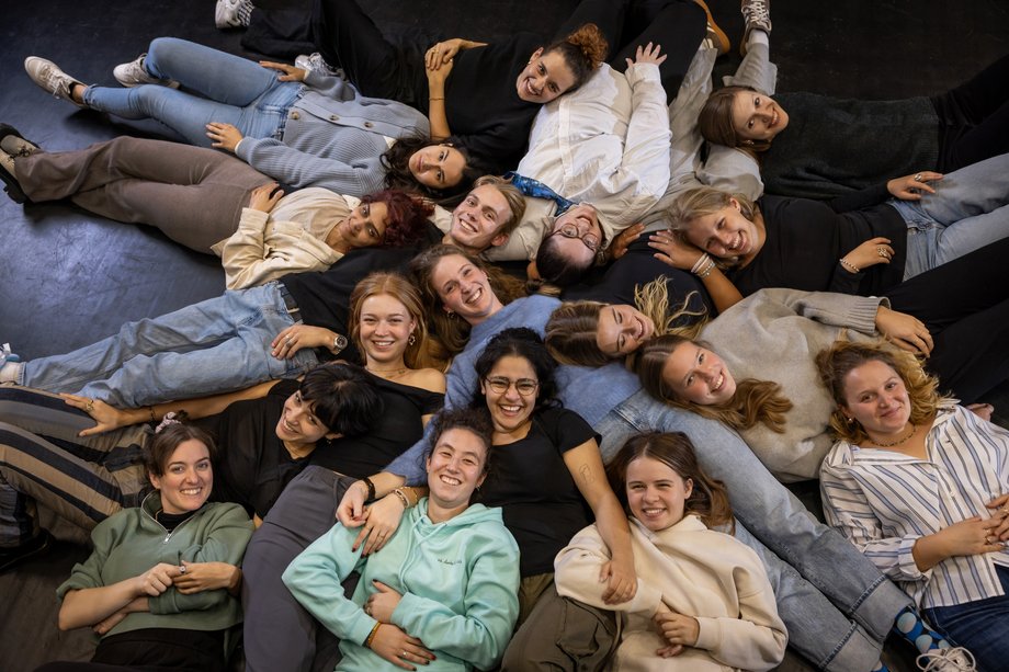 Das Bild zeigt Studierende des Studiengangs Lehramt Theater.