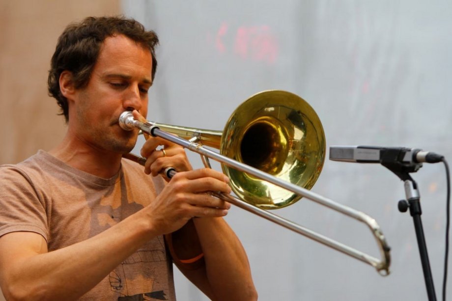Nils Wogram (Jam Session) Person spielt Posaune