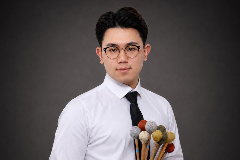 Musiker mit verschiedenen Drumsticks und Mellets in der Hand