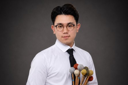 Minwook Jeon Musiker mit verschiedenen Drumsticks und Mellets in der Hand