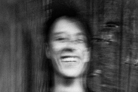 2025-06-20 Ein Wohnzimmerkonzert im 3D verschwommenes schwarz/weiß Portrait