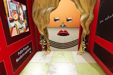 Ausstellungsraum mit einer abstrakten Abbildung von Mae West