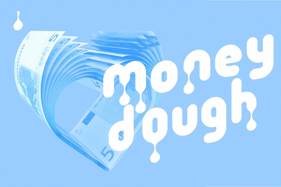 bläuliche Grafik mit Geldschein-Hintergrund, weißer Schriftzug "moneydough"