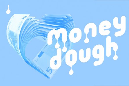 bläuliche Grafik mit Geldschein-Hintergrund, weißer Schriftzug "moneydough"