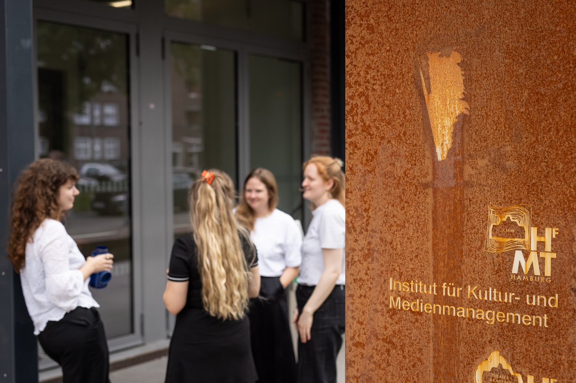 KMM homepage Four students in front of the entrance to the KMM