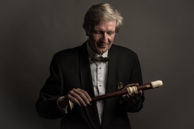 2025-12-12 Han Tol_c_A.Renska Han Tol im Porträt mit einer Blockflöte in den Händen