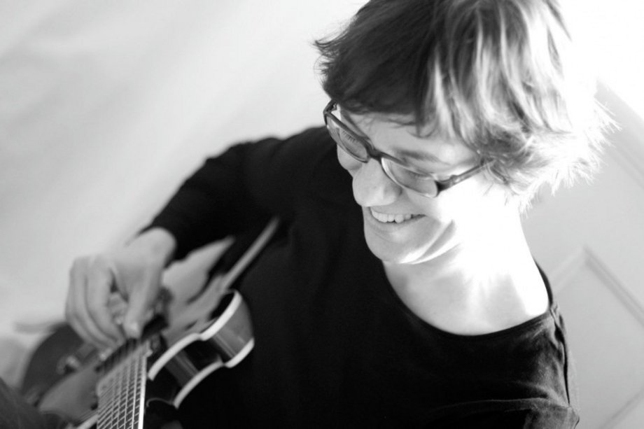 Porträt von Sandra Hempel beim Gitarrespielen