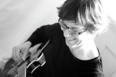 Porträt von Sandra Hempel beim Gitarrespielen