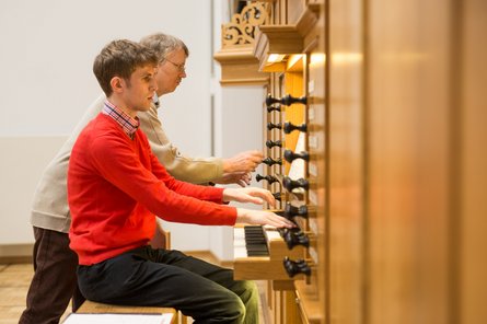 2 Personen an der Orgel