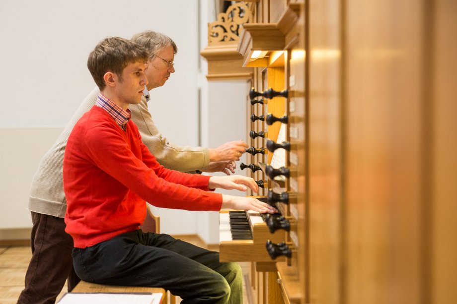 2 Personen an der Orgel