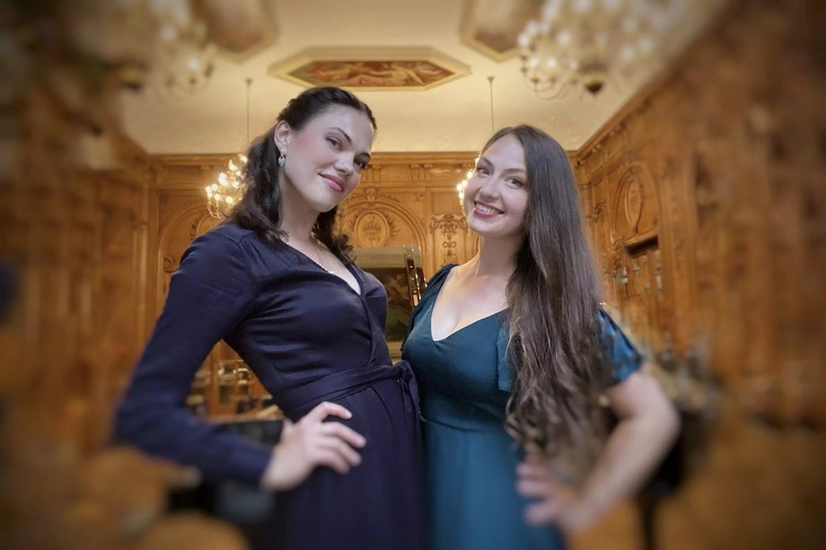 Irina Bogdanova & Daria Parkhomenko Portrait von zwei Frauen
