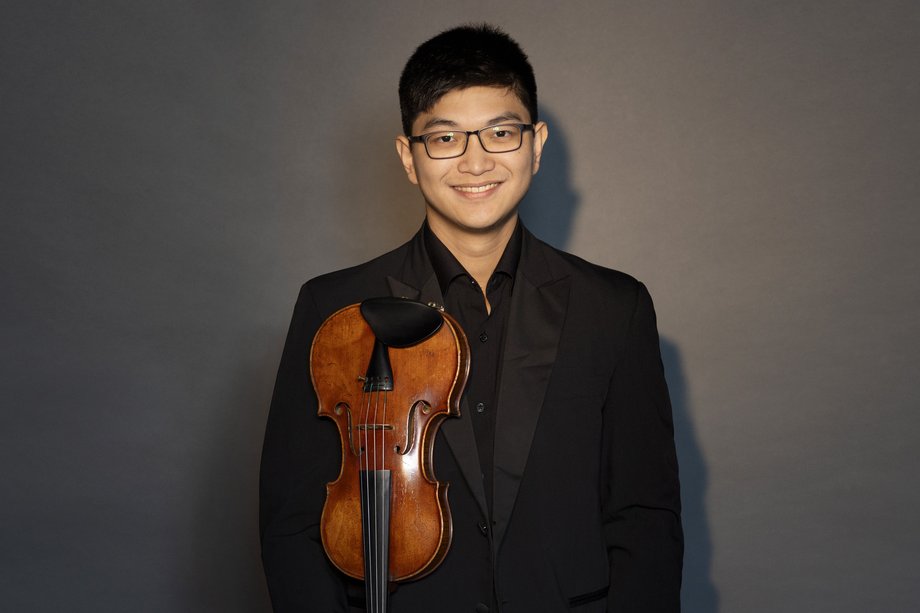 2025-05-08 Sheng-Fang Chiu Portrait mit Violine in der Hand