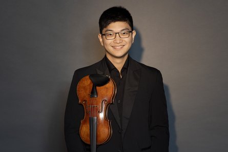 Portrait mit Violine in der Hand