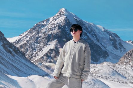 Foto von einem jungen Mann vor weißen Bergen