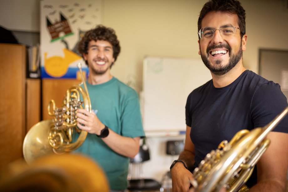 Prof. Adrián Díaz Martínez 2 Personen mit Horn in der Hand, lachend