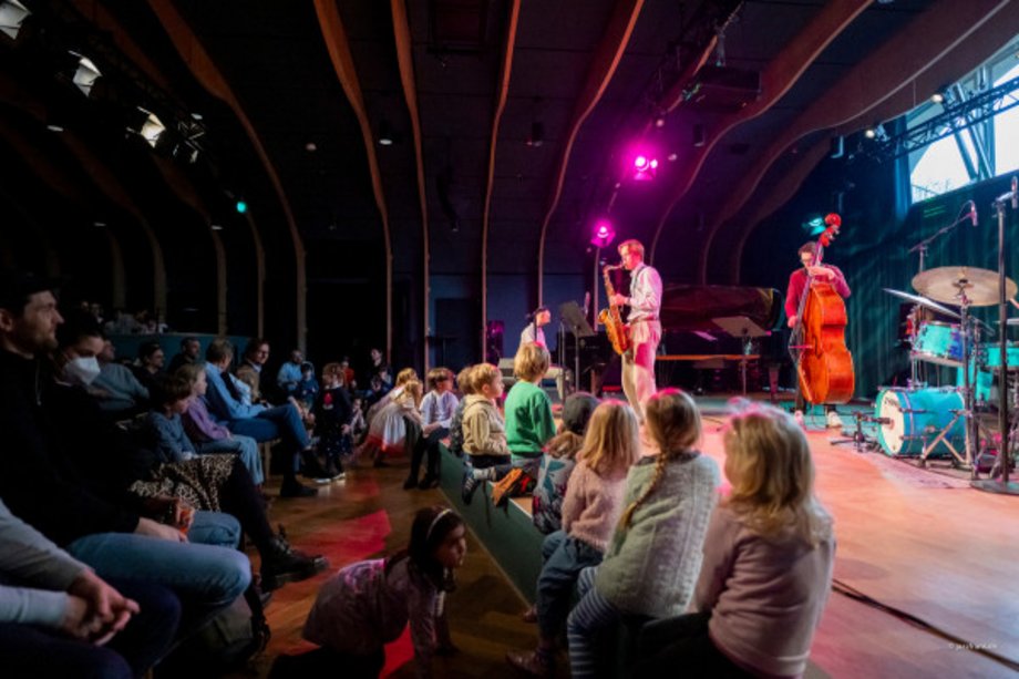 Zukunftsmusik: Familienkonzert Kinder vor der Bühne bei einem Konzert in der JazzHall
