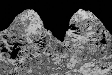 Der Zauberberg schwarz-weißes Bild eines Berges vor schwarzem Hintergrund