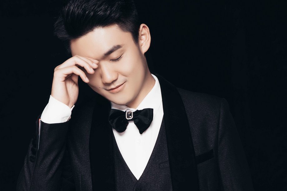 Yanyan Cheng im Porträt, Blick nach unten