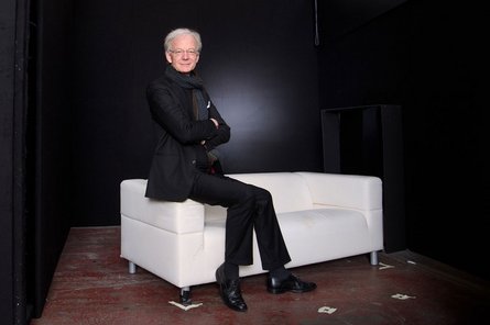 Prof. Dr. Michael Göring auf einem weißen Sofa sitzend