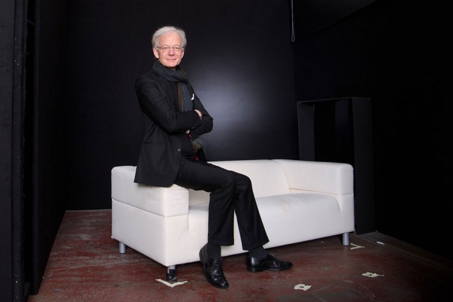 Prof. Dr. Michael Göring auf einem weißen Sofa sitzend