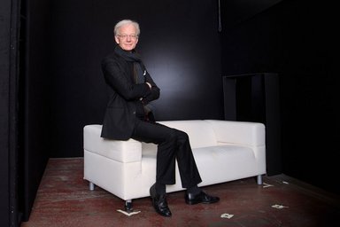 Prof. Dr. Michael Göring Prof. Dr. Michael Göring sitting on a white sofa