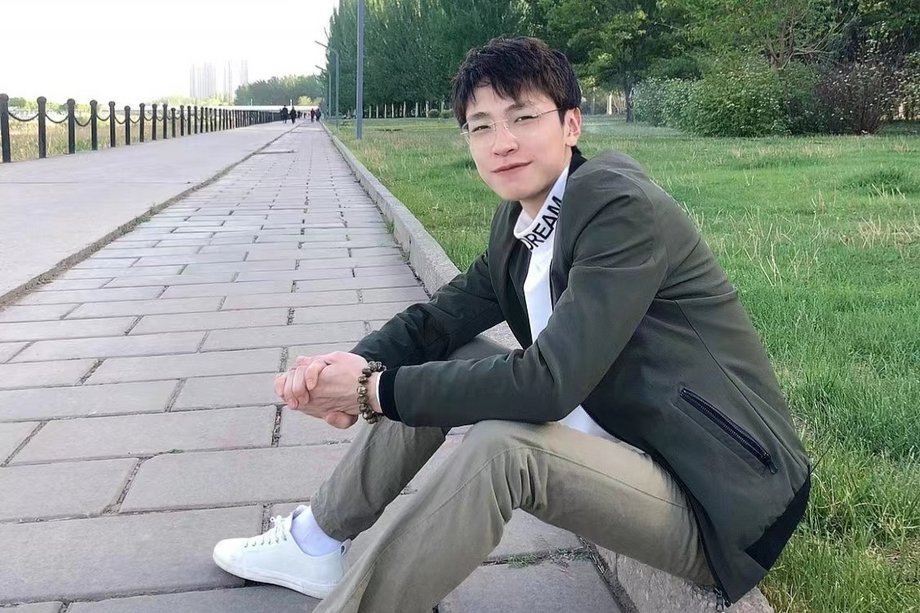 Portrait von Yanting Hou im Freien