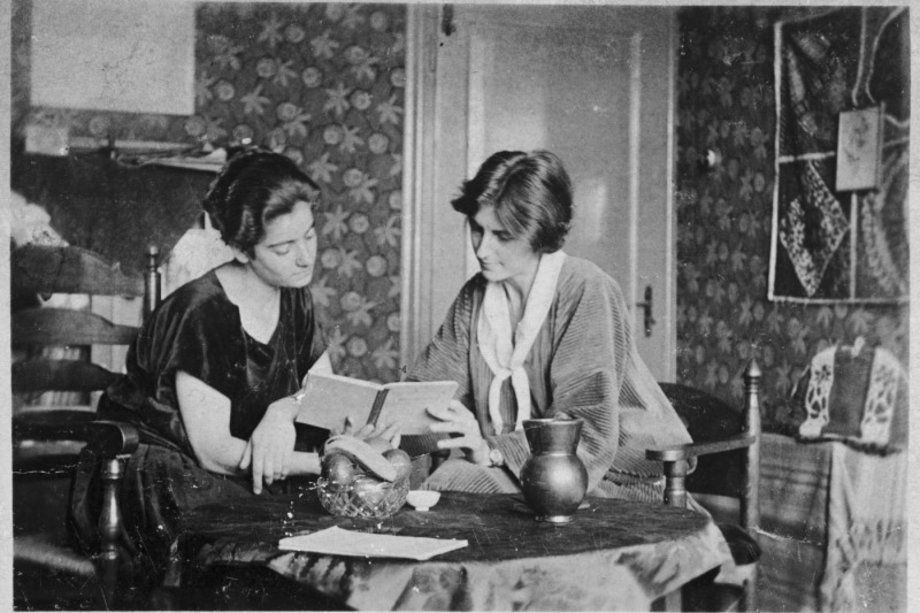 Henriette Bosmans & Frida Belinfante lesen am Küchentisch