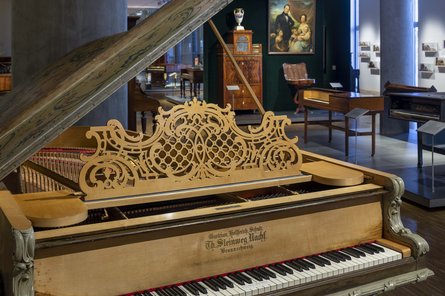 Sammlung Musikinstrumente 2 Blick auf geöffneten Flügel in historischem Ambiente
