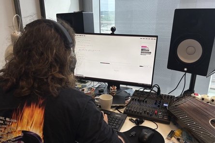 Musik programmieren mit Sonic Pi Rückenansicht einer Person am PC