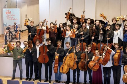 Gruppenbild der Stipendiat:innen mit ihren Instrumenten
