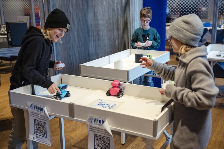 VRobotia spielende Kinder