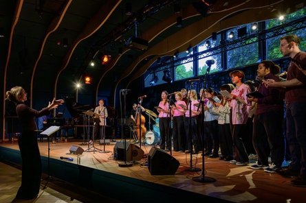 Ein Chor auf der Bühne der JazzHall