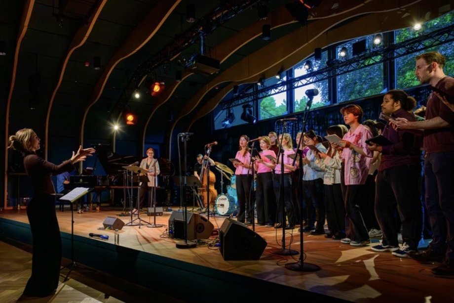 Ein Chor auf der Bühne der JazzHall