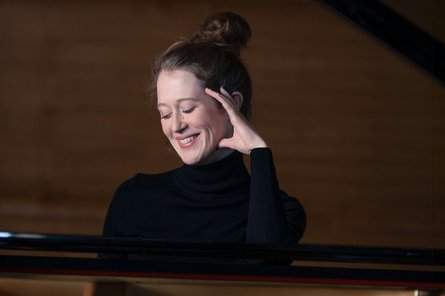 2026-02-07 Clara Haberkamp c_Anne de Wolff Porträt von Clara Haberkamp am Flügel