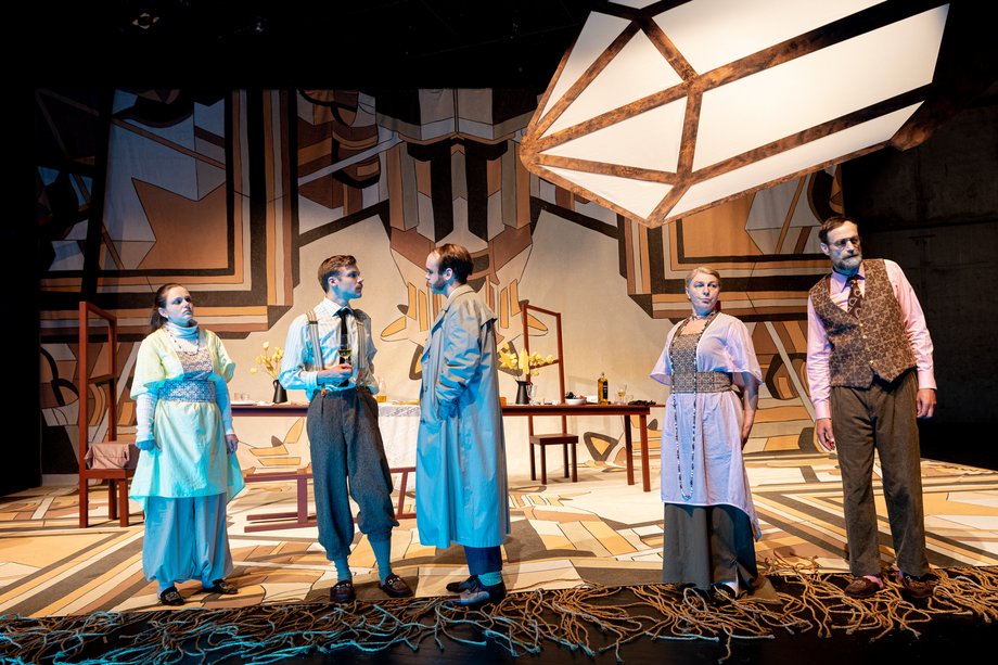 Ein Inspektor kommt Fünf Personen im Gespräch.