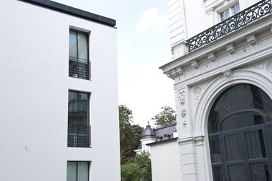 HfMT Budge und Bibliothek Ansicht zweier Häuser aus unterschiedlichen Epochen