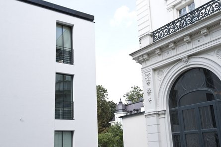 Ansicht zweier Häuser aus unterschiedlichen Epochen