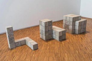 drei geometrische Skulpturen aus mehreren kleinen Betonwürfeln