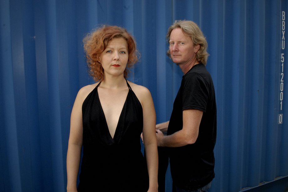 2025-09-26 Frauke Aulbert & Gisbert Watty Foto von zwei Personen vor einem blauen Container