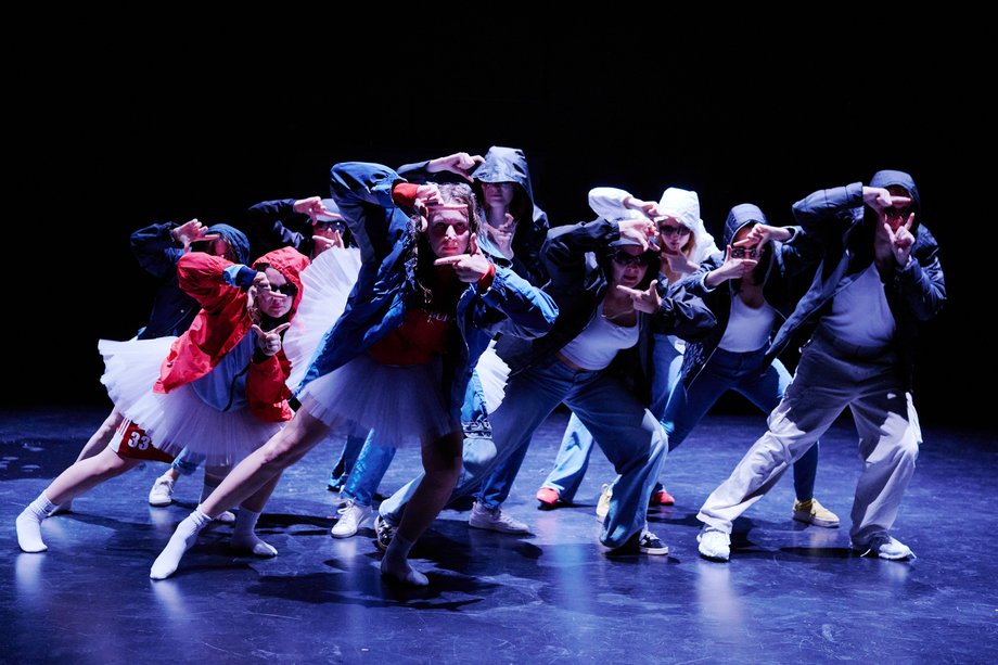 Eine Gruppe tanz eine Choreographie.