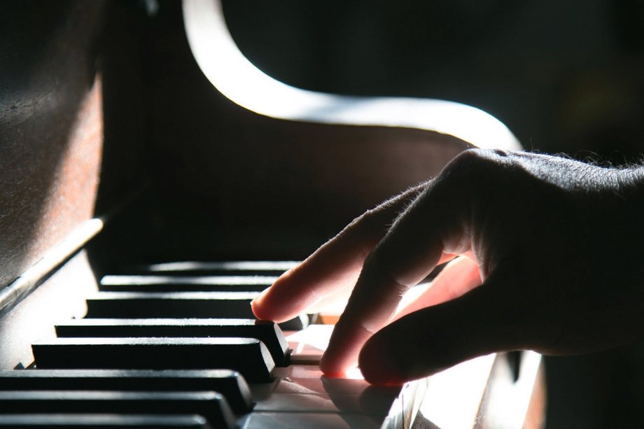 Buchpräsentation - Musiktherapie für Menschen mit arabischer Migrationsgeschichte Hand am Klavier