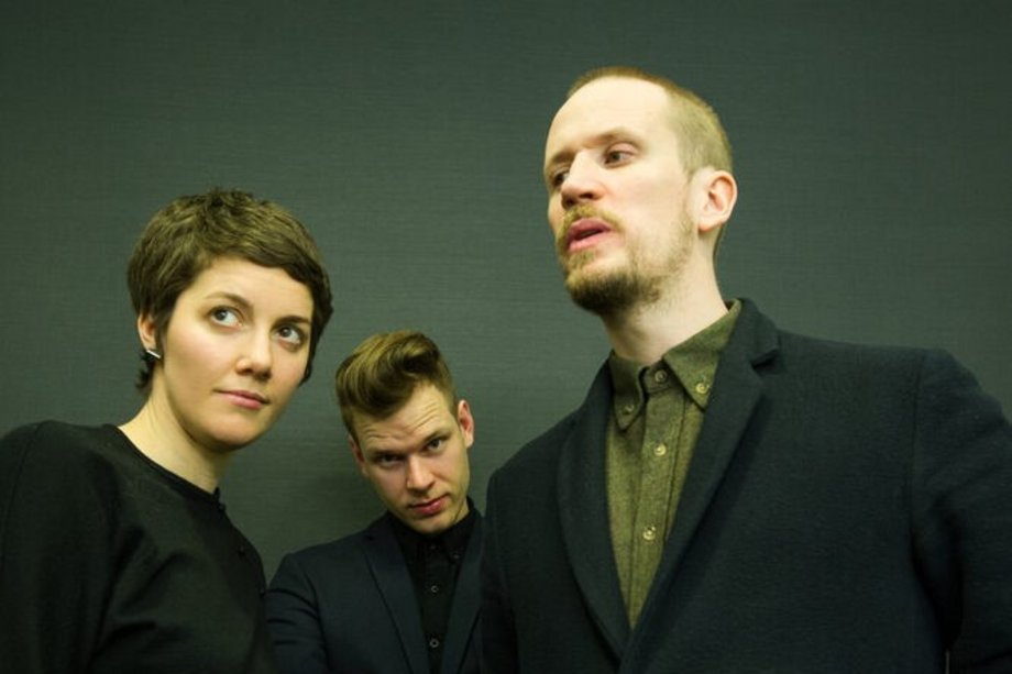 Punkt.Vrt.Plastik Gruppenfoto von drei Personen