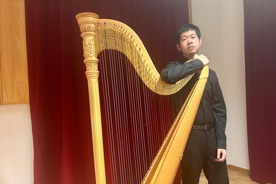2025-05-06 Zhong Ming Wan Mann mit einer Harfe