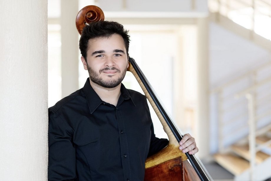 Ricardo de Sousa Silva mit Kontrabass